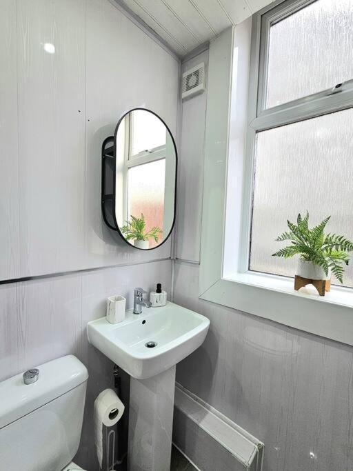 Spacious Haven With Free Parking Glasgow Esterno foto