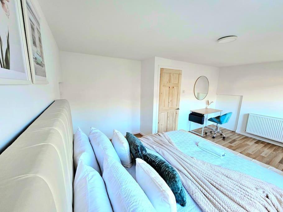 Spacious Haven With Free Parking Glasgow Esterno foto