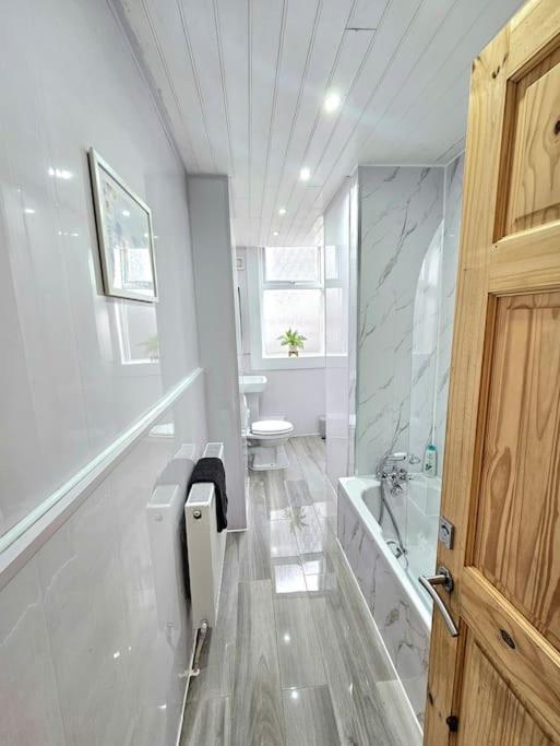 Spacious Haven With Free Parking Glasgow Esterno foto