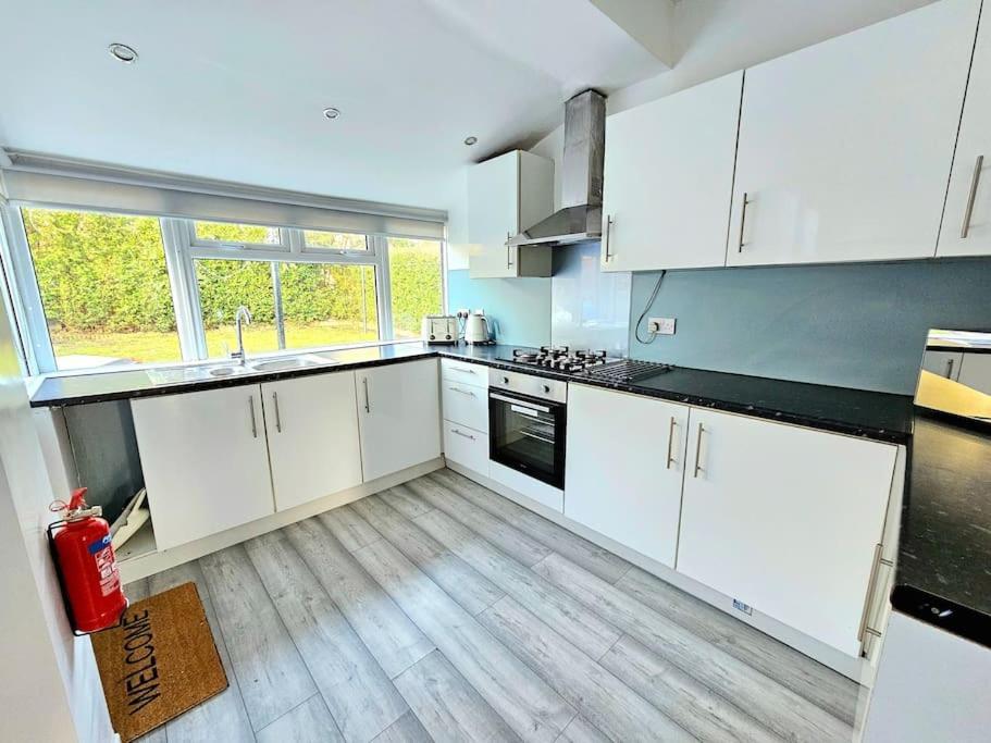 Spacious Haven With Free Parking Glasgow Esterno foto