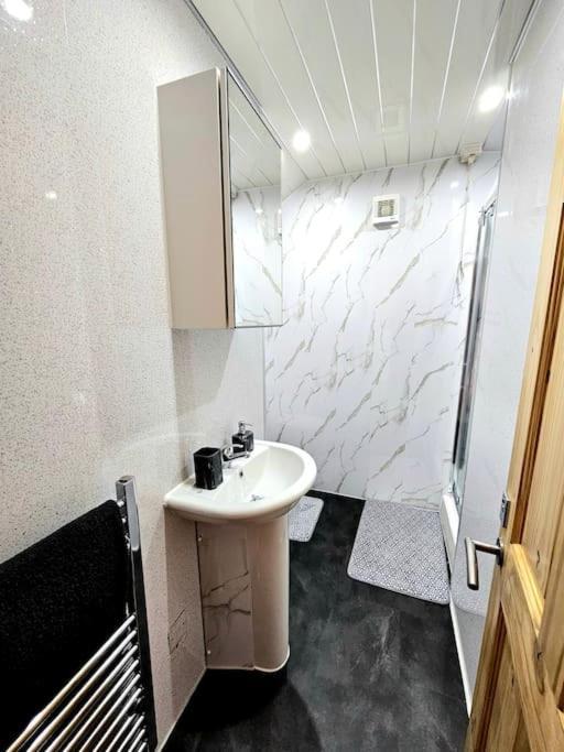 Spacious Haven With Free Parking Glasgow Esterno foto