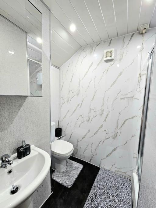 Spacious Haven With Free Parking Glasgow Esterno foto